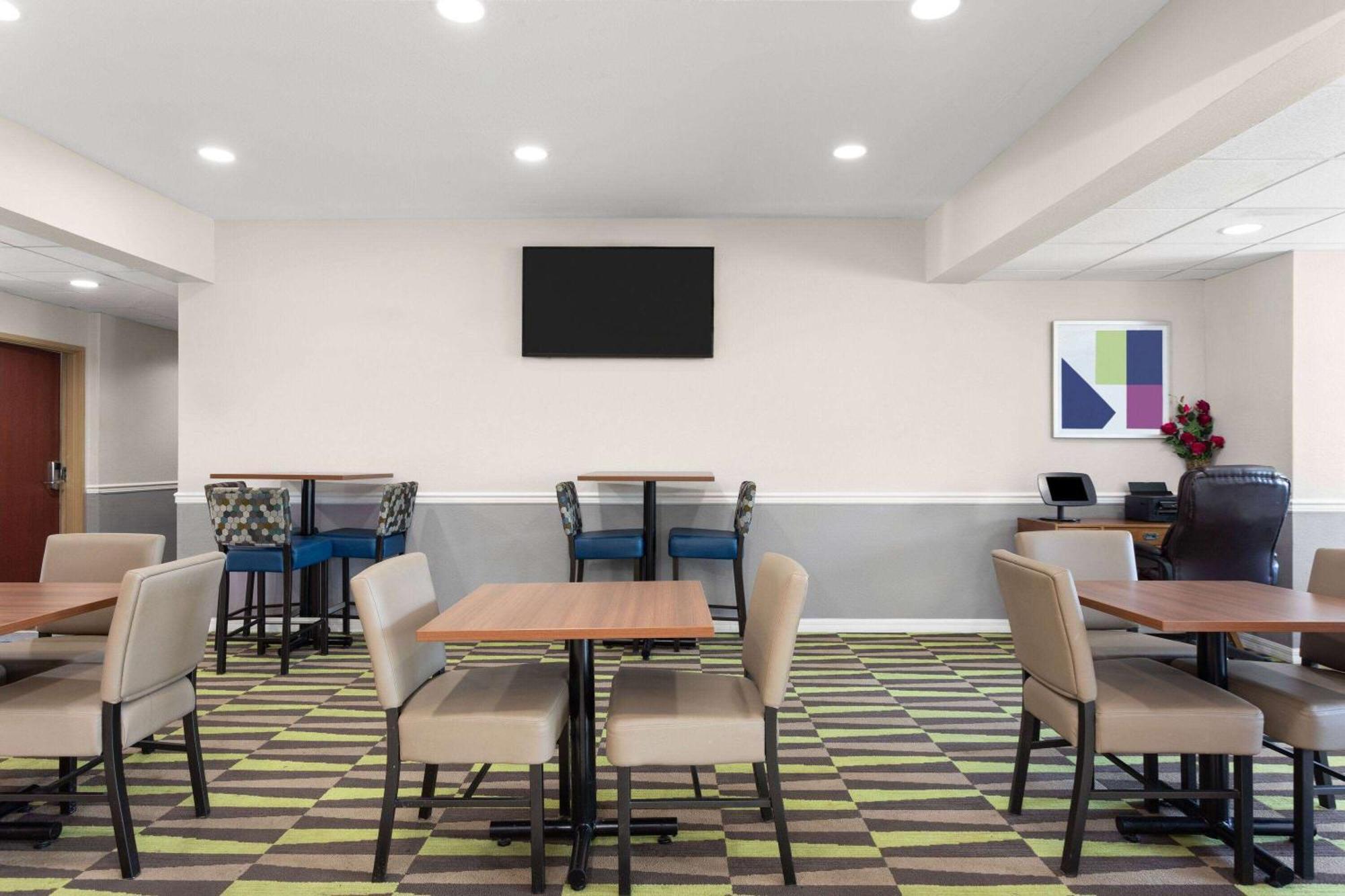 Microtel Inn & Suites By Wyndham Città di Panama Esterno foto
